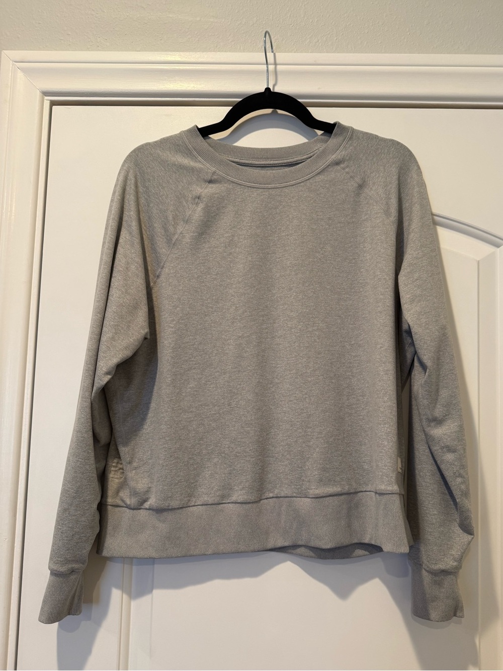 Vuori Women’s Halo Crewneck sweatshirt size M light gray/light Heather gray